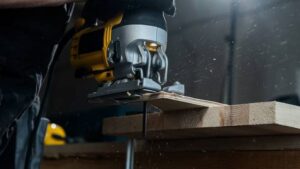 نجار في مدينة نصر